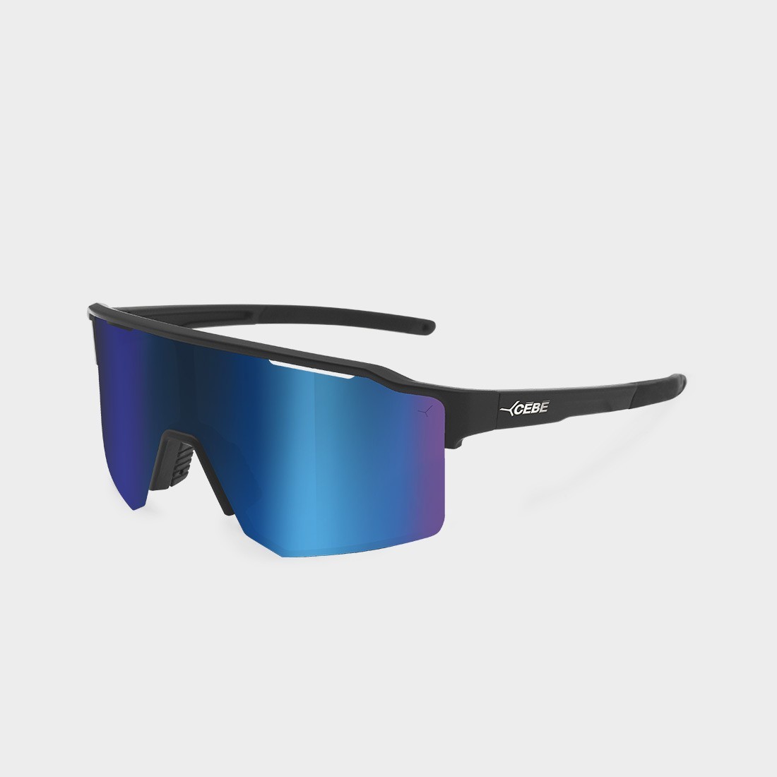 Lunettes de soleil sport Cébé OUTFLOW LITE catégorie 3 S — vue de 3/4, taille small semi-rimless, couleur noir et écran bleu