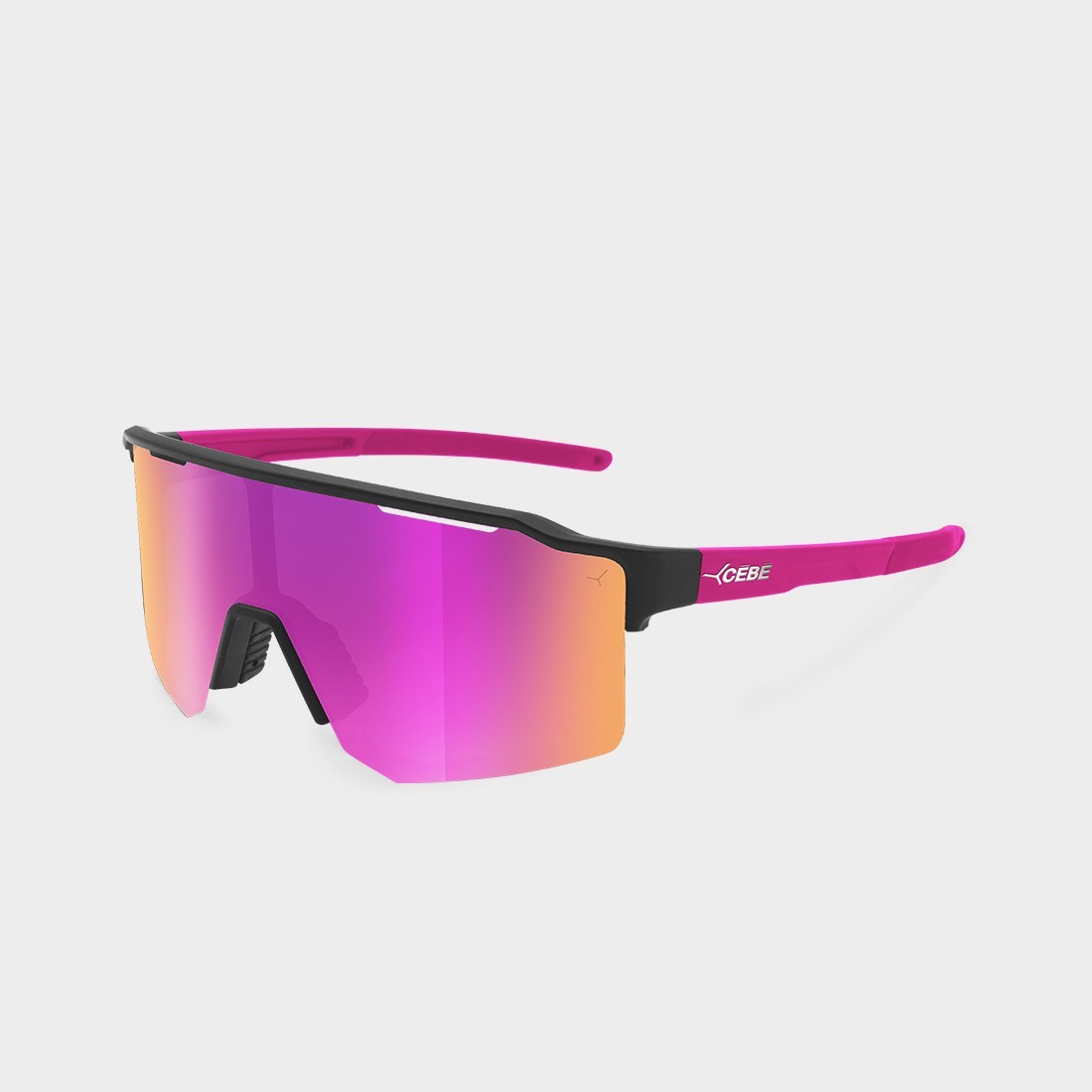 Lunettes de sport polarisées Cébé OUTFLOW LITE S — vue de 3/4, taille small semi-rimless, couleur noir et rose